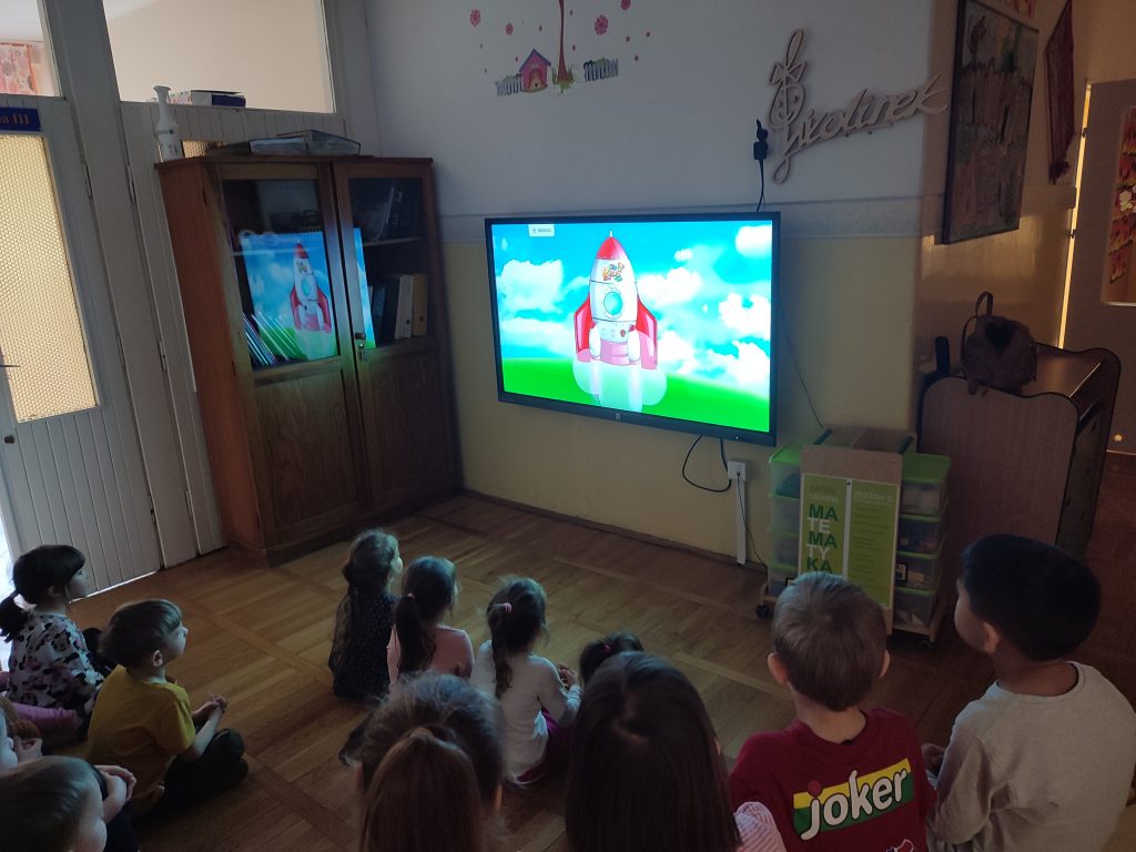 Dzieci oglądają film edukacyjny o kosmosie